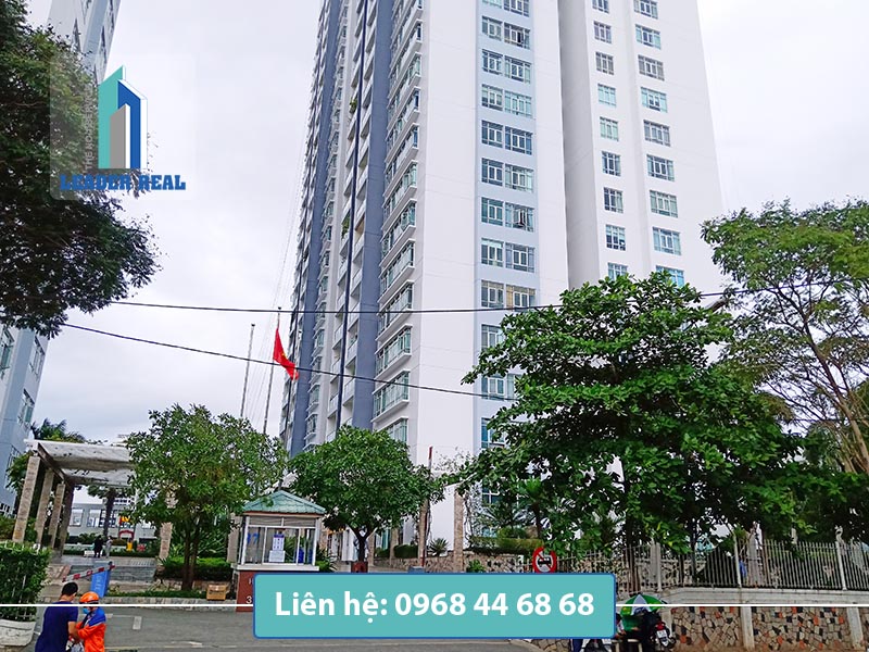 Phía trước tòa nhà cho thuê văn phòng Hoàng Anh Riverview quận 2