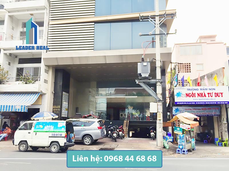 Phía trước tòa nhà cho thuê văn phòng Việt Thành building quận 5