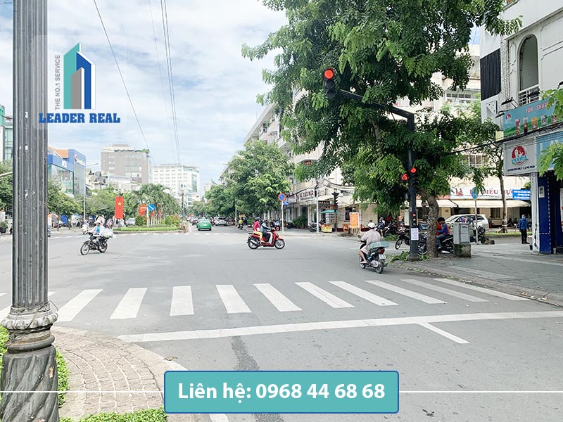 Giao thông thuận lợi trước tòa nhà Đức Nhân building quận Phú Nhuận