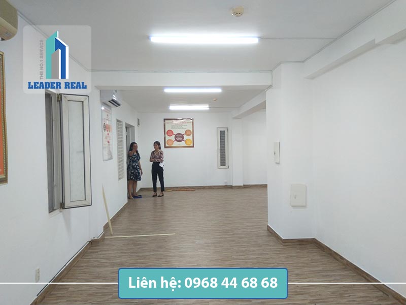 Khách xem mặt bằng tại tòa nhà Cosmobiz building quận Bình Thạnh