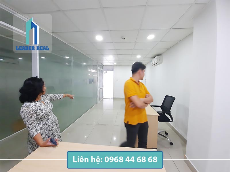 Khách xem mặt bằng tại tòa nhà DMC 3 building quận Bình Thạnh