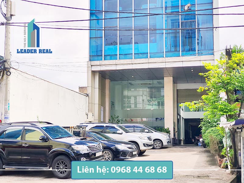 Sân đậu xe trước văn phòng cho thuê GIC 5 building quận Bình Thạnh