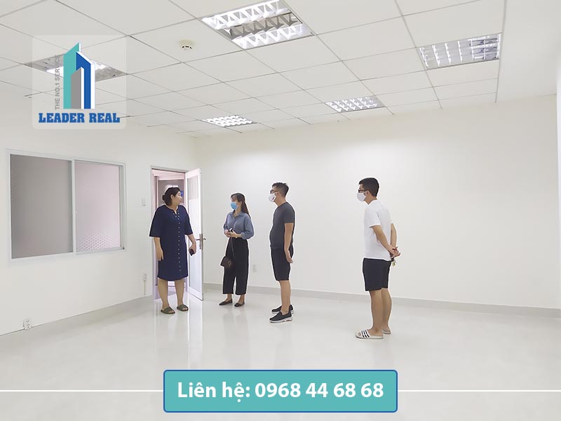 Khách xem mặt bằng tầng trệt tại tòa nhà Hoàng Minh building quận Bình Thạnh