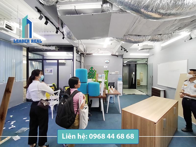 Khách xem mặt bằng tại tòa nhà HT building quận Bình Thạnh