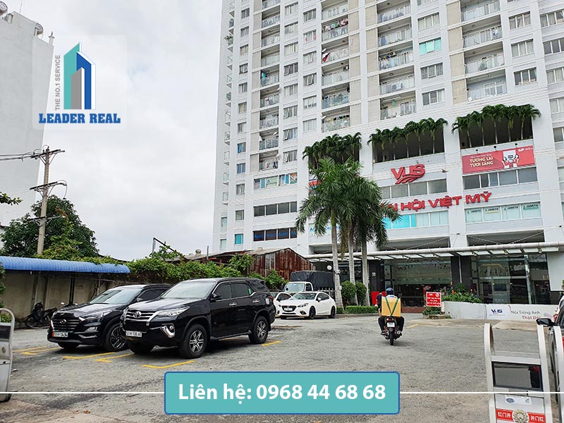 Sân đậu xe rộng thoáng tại văn phòng cho thuê Morning Star building quận Bình Thạnh