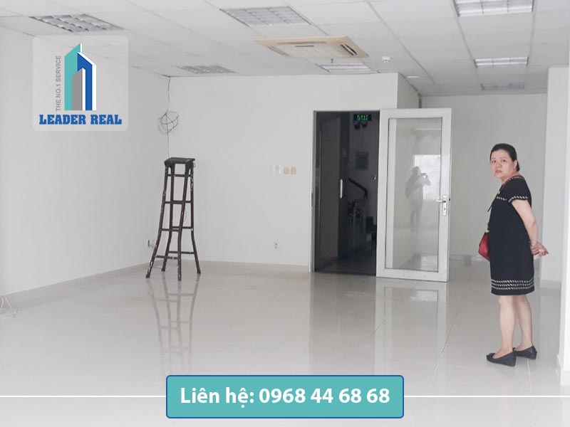 Khách xem mặt bằng tại tòa nhà PVC building quận Bình Thạnh