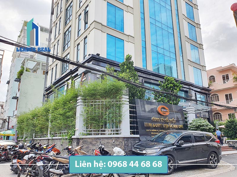 Bãi xe bên ngoài văn phòng cho thuê Samland building quận Bình Thạnh