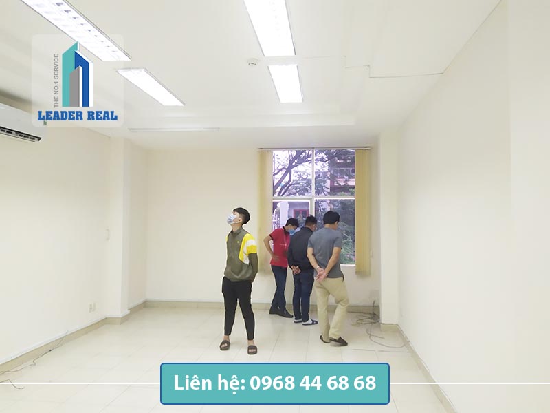 Khách xem mặt bằng tại tòa nhà Trung Hiếu building quận 4