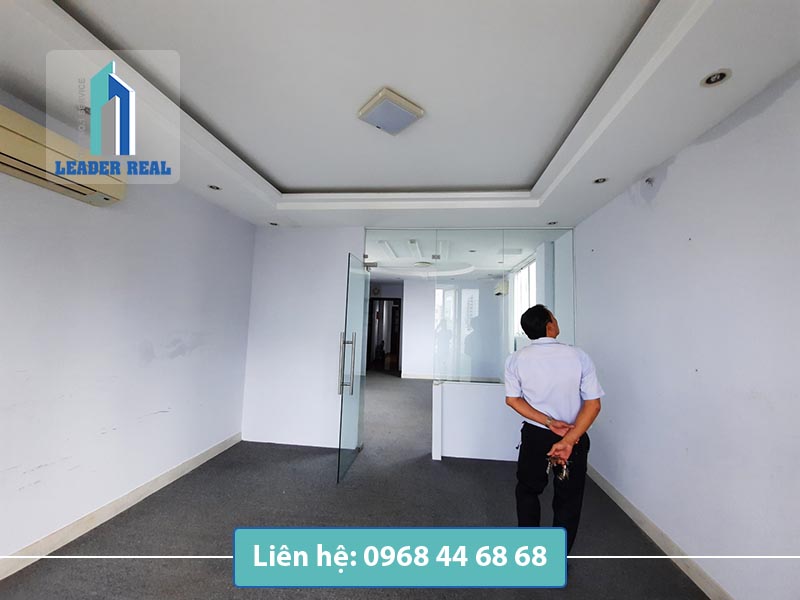 Khách xem mặt bằng tại văn phòng cho thuê tòa nhà Trường Dũng building quận 4