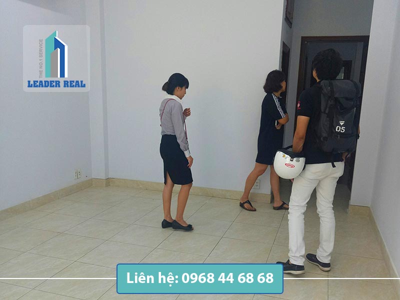 Khách xem mặt bằng tầng 3 văn phòng cho thuê tại tòa nhà Trường Dũng building quận 4
