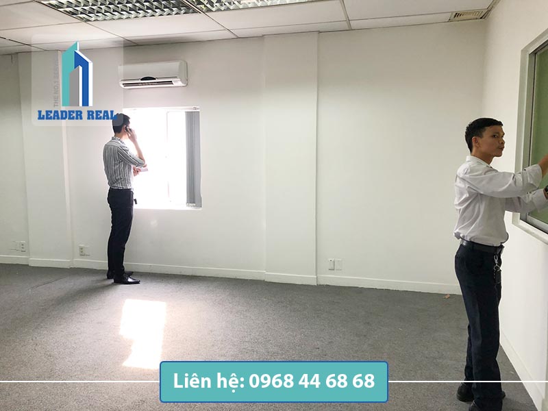 Khách xem mặt bằng lầu 5 tại văn phòng cho thuê GIC 6 Bbuilding quận 1