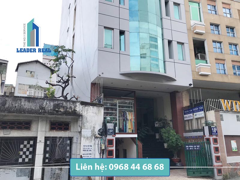 Lối vào tòa nhà văn phòng cho thuê Titan building quận 1