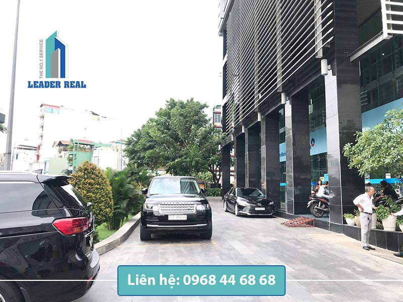 Phần sân rộng tại HCM tower giúp xe khách đến giao dịch thuận tiện ra vào