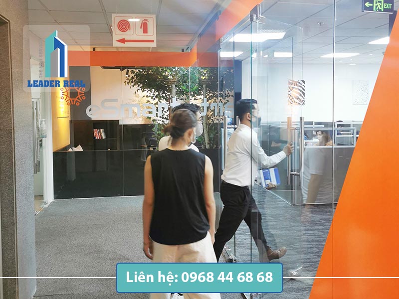 Nhân viên Leader Real hỗ trợ khách xem văn phòng trọn gói Centre Point tower quận Phú Nhuận