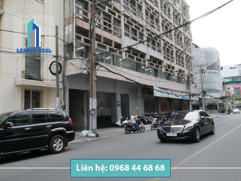 Phía trước văn phòng cho thuê VAR building quận 1
