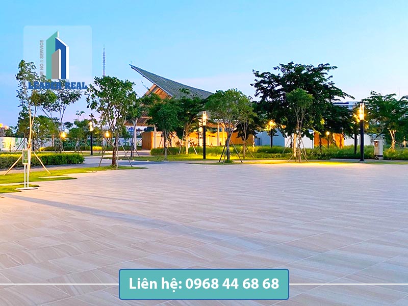 Phía trước văn phòng cho thuê Onehub Saigon Complex quận 9